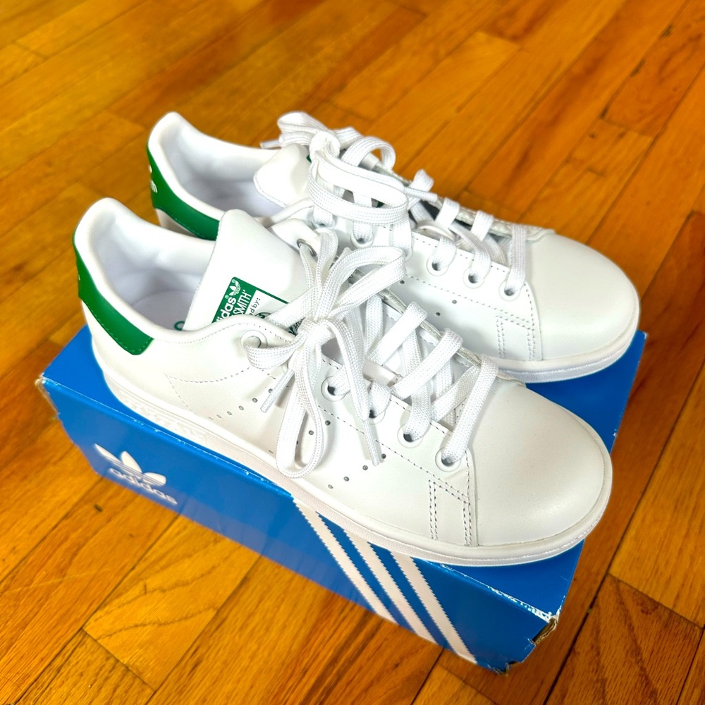Brand New in Box Adidas Stan Smith in Classic Green